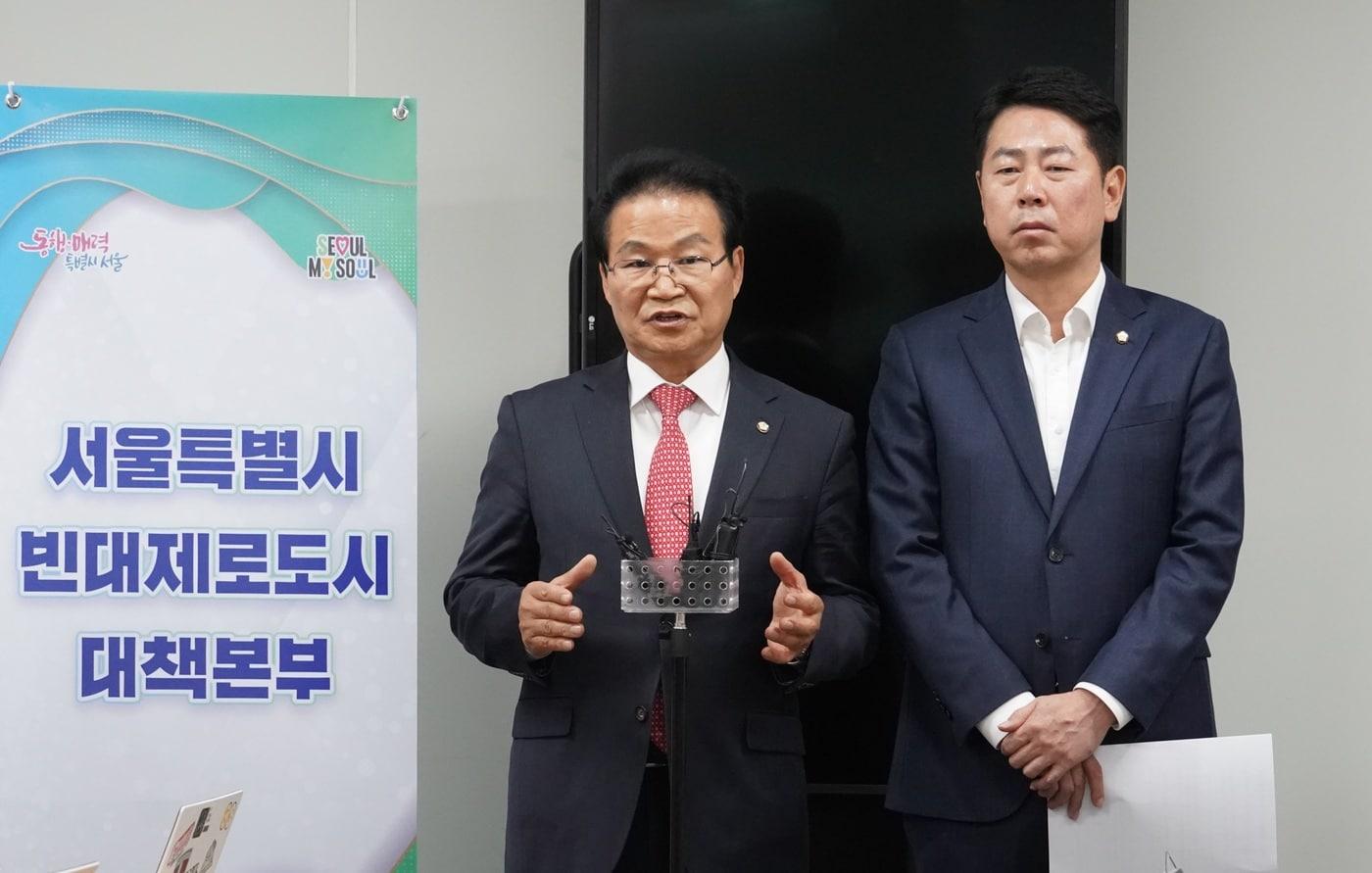 본문 이미지 - 국회 행정안전위원회 간사인 김용판 국민의힘 의원(왼쪽)과 같은 위원회 소속 전봉민 국민의힘 의원이 8일 서울시청에서 서울시의 '빈대 제로도시 대책' 보고를 받은 뒤 브리핑을 갖고 있다. (서울시 제공)
