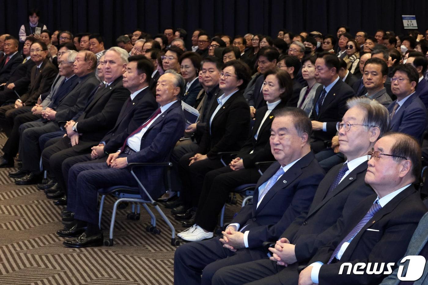 본문 이미지 - 이재명 더불어민주당 대표와 인요한 국민의힘 혁신위원장이 8일 오후 서울 여의도 중소기업중앙회에서 열린 김대중 탄생 100주년 기념사업 추진위원회 출범식에 참석자들과 함께 자리하고 있다. 2023.11.8/뉴스1 ⓒ News1 황기선 기자