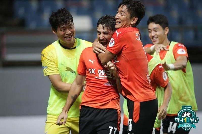 본문 이미지 -  제주 유나이티드의 유연수(왼쪽)(한국프로축구연맹 제공)