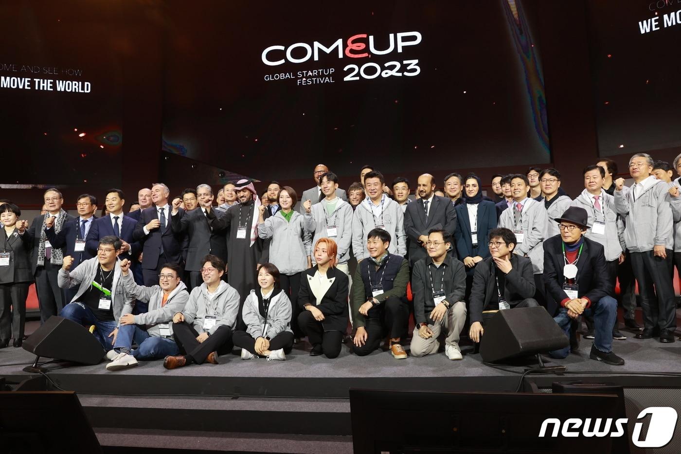본문 이미지 - 8일 서울 동대문디자인플라자에서 열린 '컴업 2023' 개막식에서 이영 중소벤처기업부 장관과 참석자들이 기념 촬영을 하고 있다.(중소벤처기업부 제공)