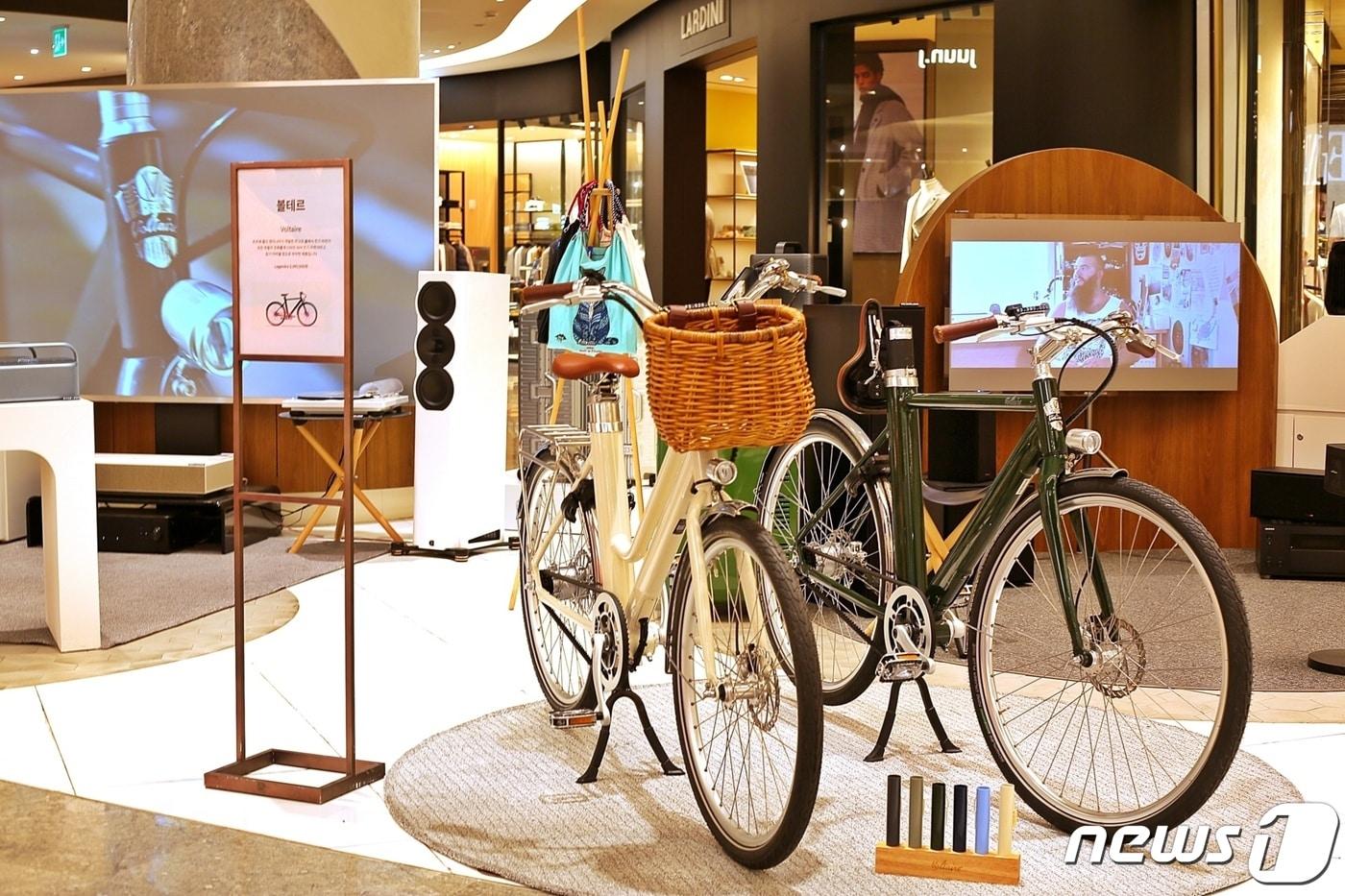 롯데백화점 잠실 에비뉴엘 4층 프리미엄 편집숍 GIO에 볼테르 자전거 2종이 전시돼 있다.(더스윙 제공) 