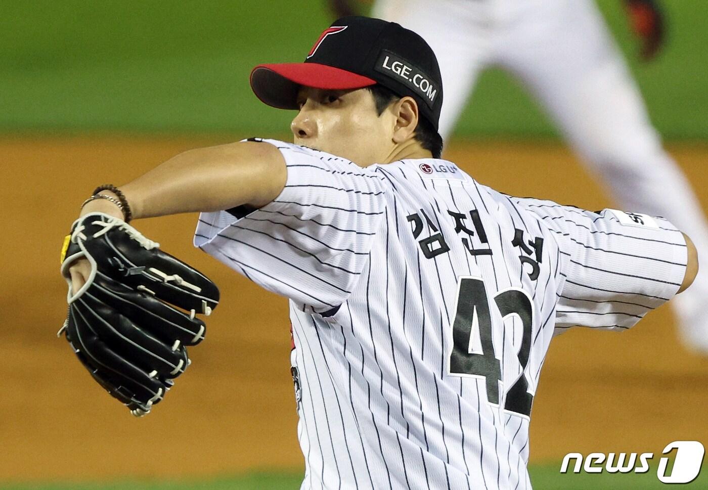 8일 오후 서울 송파구 올림픽로 잠실야구장에서 열린 프로야구 '2023 신한은행 SOL KBO 포스트시즌' 한국시리즈 2차전 LG 트윈스와 kt 위즈의 경기 4초 만루 위기에 마운드에 오른 LG 김진성이 역투하고 있다. 2023.11.8/뉴스1 ⓒ News1 박정호 기자