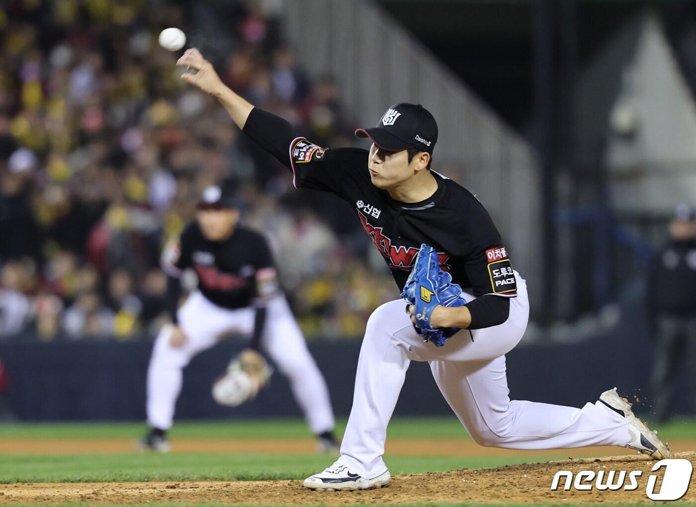 본문 이미지 - KT 위즈의 박영현이 위력을 되찾고 팀의 뒷문을 걸어 잠그고 있다. /뉴스1 DB ⓒ News1 이재명 기자