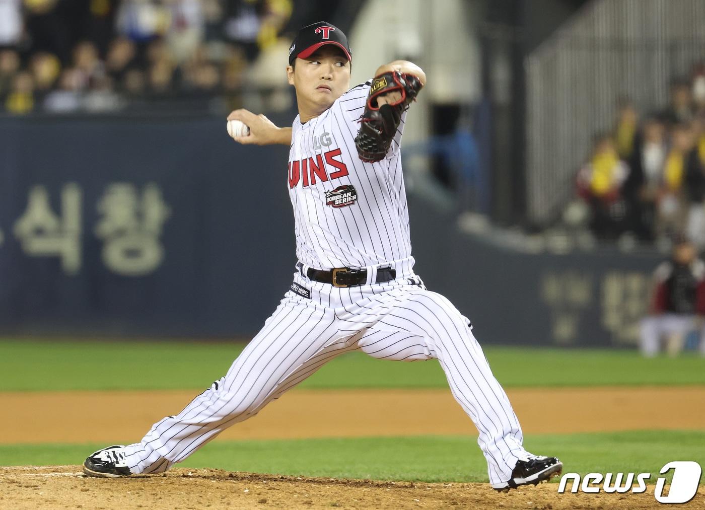 본문 이미지 - 8일 오후 서울 송파구 올림픽로 잠실야구장에서 열린 프로야구 '2023 신한은행 SOL KBO 포스트시즌' 한국시리즈 2차전 LG 트윈스와 kt 위즈의 경기 9회초 LG 고우석이 역투하고 있다. 이날 경기는 LG가 5대4 짜릿한 역전승을 거뒀다. 2023.11.8/뉴스1 ⓒ News1 이동해 기자