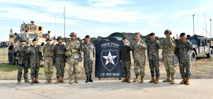 본문 이미지 - 박안수 육군참모총장(왼쪽에서 여섯번째)이 8일 경기도 평택 소재 주한미군기지 '캠프 험프리스'에서 진행 중인 한미연합 지휘훈련(WFX) 현장을 찾아 기념촬영을 하고 있다.(육군 제공)