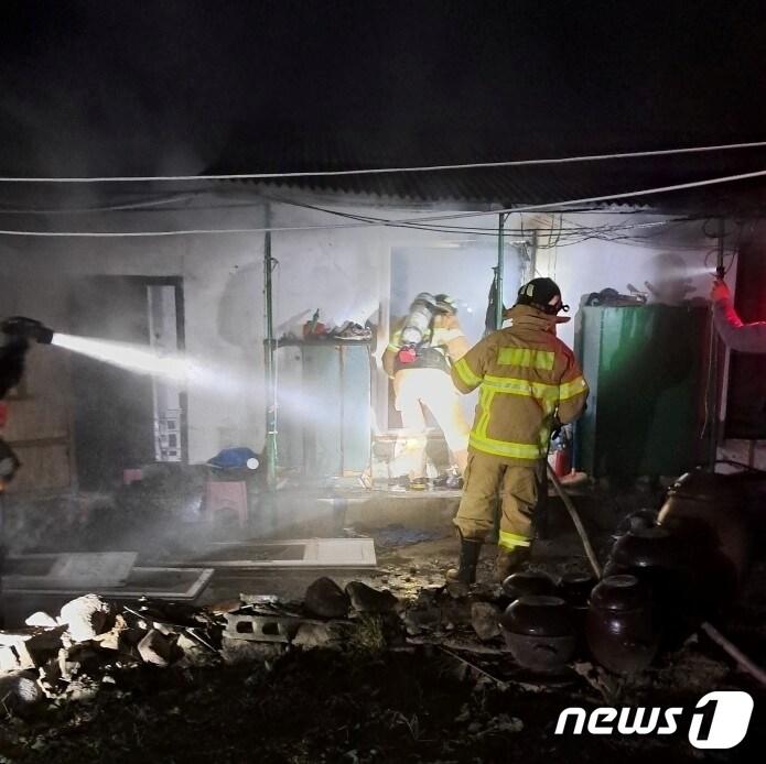 본문 이미지 - 8일 오후 11시21분쯤 경북 경산시 하양읍 한 주택에서 불이 나 출동한 소방관이 진화하고 있다. (경북소방본부 제공) 2023.11.9/뉴스1