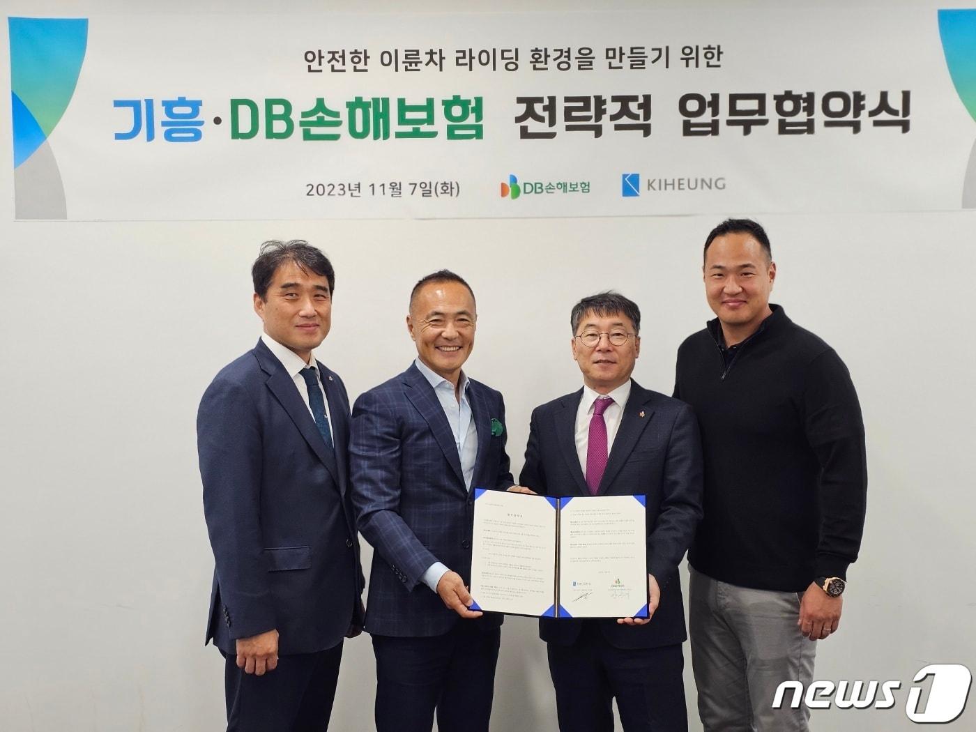 본문 이미지 - 지난 7일 경기도 용인시 할리데이비슨 코리아에서 DB손해보험 곽경섭본부장, 기흥모터스 이계웅대표, DB손해보험 안승기상무, 기흥인터내셔널 이태흥대표&#40;왼쪽부터&#41;가 업무협약식을 진행하고 기념촬영을 하고 있다/사진제공=DB손해보험