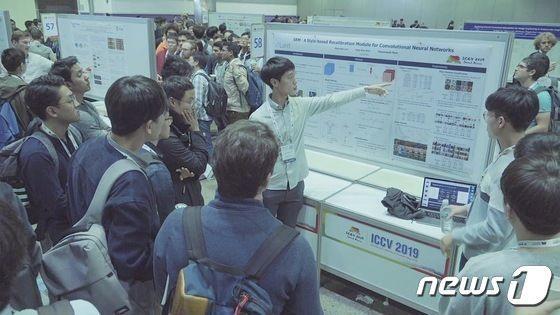 본문 이미지 - 루닛 관계자가 의료AI를 활용한 연구결과를 소개하고 있다.(루닛 제공)