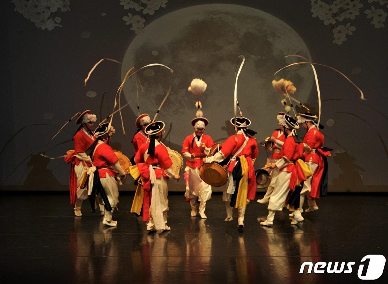 본문 이미지 - 전통타악연희단 '마주누리'의 사물판굿(진도군 제공)/뉴스1 