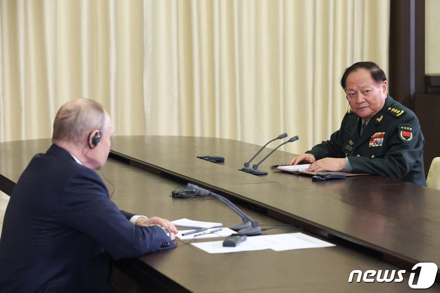 블라디미르 푸틴 러시아 대통령이 8일&#40;현지시간&#41; 모스크바 외곽 노보 오가르요보 관저에서 중국군 서열 2위 장유샤 중국 중앙 군사위 부주석과 만나고 있다. 2023.11.9 ⓒ 로이터=뉴스1 ⓒ News1 우동명 기자