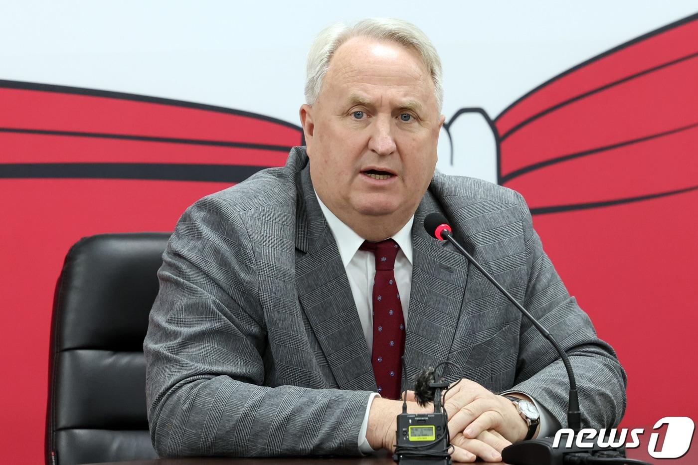 본문 이미지 - 인요한 국민의힘 혁신위원장이 9일 오전 서울 여의도 국민의힘 중앙당사에서 열린 국민과 함께 혁신위원회 제5차 전체회의에서 모두발언을 하고 있다. 2023.11.9/뉴스1 ⓒ News1 황기선 기자