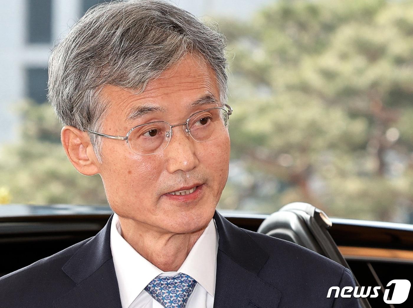 본문 이미지 - 조희대 대법원장 후보자가 9일 오전 서울 서초구 대법원에서 안철상 권한대행 면담 전 차에서 내려 취재진을 바라보고 있다. 2023.11.9/뉴스1 ⓒ News1 안은나 기자