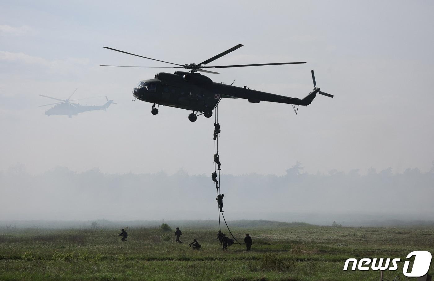 폴란드 북부 베모보 피스키에 소재 군사기지에서 러시아산 다목적 군용헬기 &#39;Mi-8&#39;에 탑승한 폴란드 장병들이 로프를 타고 하강하는 훈련을 하는 모습. &#40;사진은 기사 내용과 무관함&#41; ⓒ 로이터=뉴스1 ⓒ News1 김성식 기자
