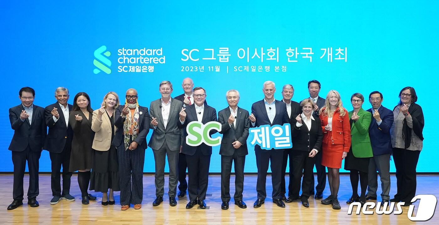 본문 이미지 - 지난 8일 서울 종로구 SC제일은행 본사에서 열린 SC그룹 연말 글로벌 타운홀에서 박종복 SC제일은행장(가운데)이 호세 비냘스 SC그룹 이사회 의장(박 행장 왼쪽)과 빌 윈터스 SC그룹 회장(박 행장 오른쪽)을 포함한 SC그룹 이사진 및 경영진들과 함께 기념촬영을 하고 있다. (SC제일은행 제공)