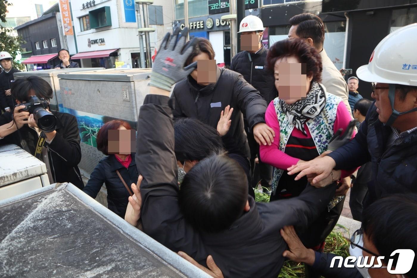 본문 이미지 - 9일 충북 청주시 상당구 성안길 '씨유멀티플렉스' 상인 등이 단전조치를 하려는 한국전력공사 직원들을 막아서고 있다.2023.11.9.ⓒ 뉴스1 박건영 기자