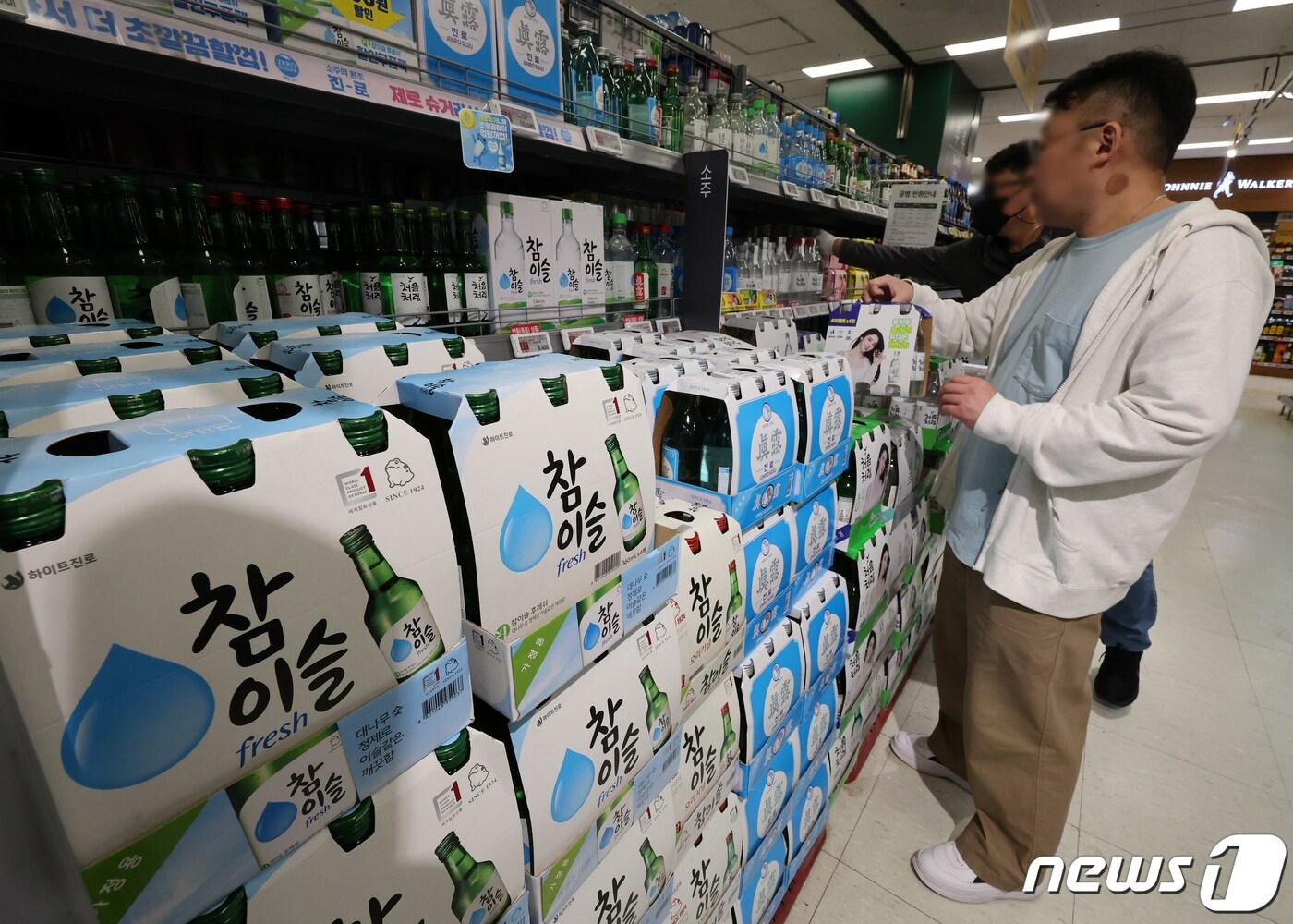 본문 이미지 - 9일 서울의 한 대형마트에서 한 시민이 주류를 고르고 있다. 2023.11.9/뉴스1 ⓒ News1 김진환 기자