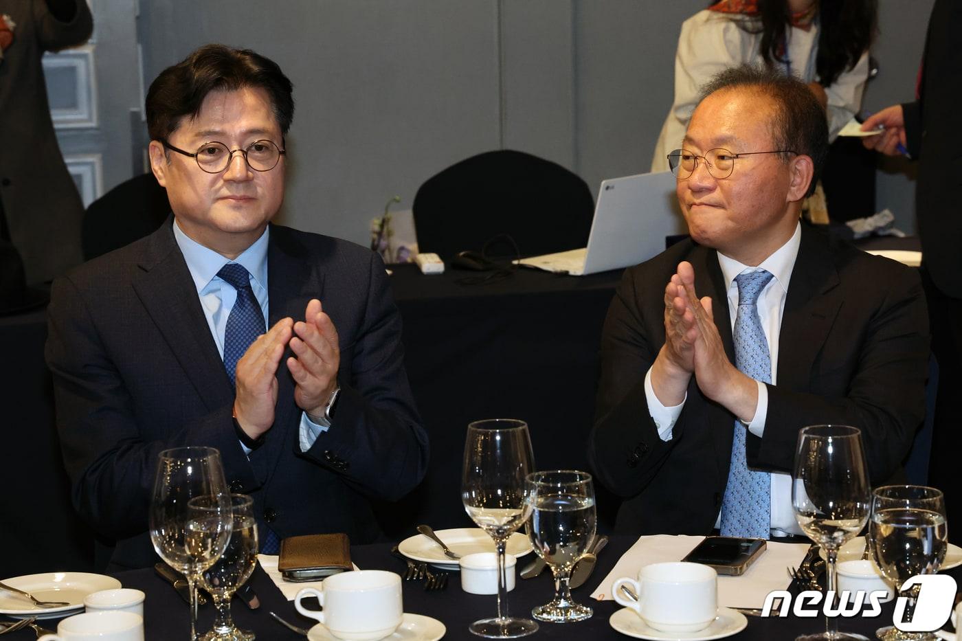 본문 이미지 - 윤재옥 국민의힘 원내대표(오른쪽)와 홍익표 더불어민주당 원내대표가 9일 오전 서울 영등포구 여의도 켄싱턴호텔에서 열린 '제55주년 대한민국헌정회 창립기념식'에서 박수를 치고 있다. 2023.11.9/뉴스1 ⓒ News1 황기선 기자