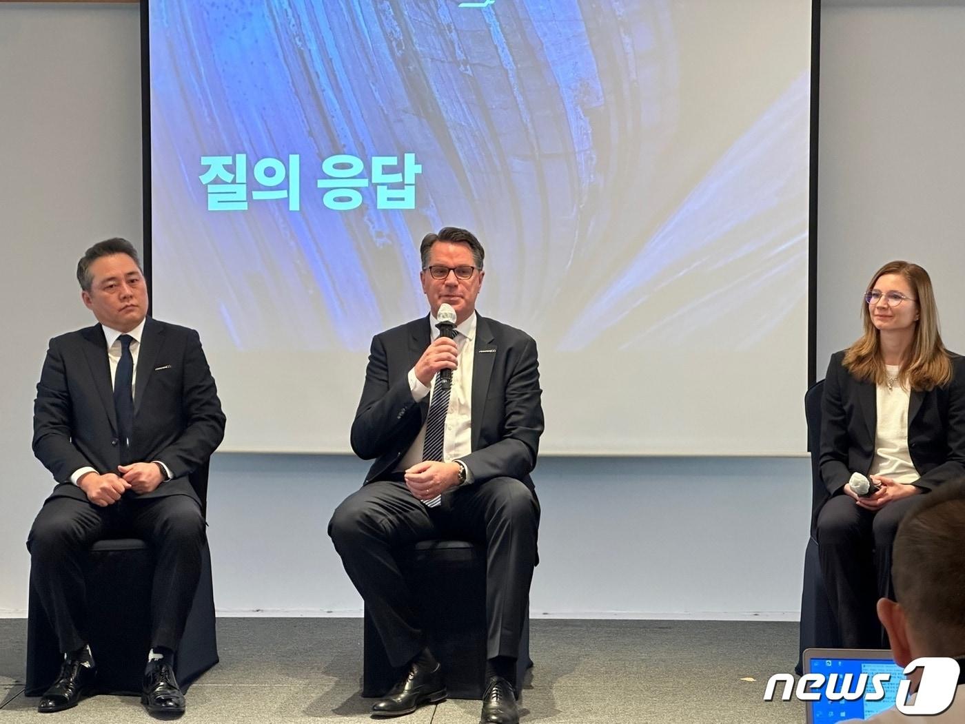본문 이미지 - 김동환 핀에어 한국지사장(왼쪽), 올레 오버 상용 부문 수석 부사장, 옌니 수오멜라 글로벌 세일즈 & 채널 운영 부문 부사장/2023.11.09ⓒ News1 윤슬빈 기자  