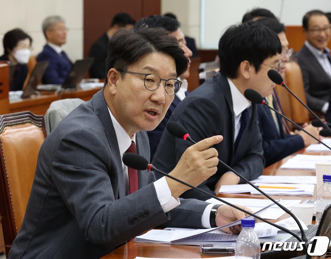 [단독] 선거사무소 앞 유튜브 생중계에 '충돌'…권성동 측 