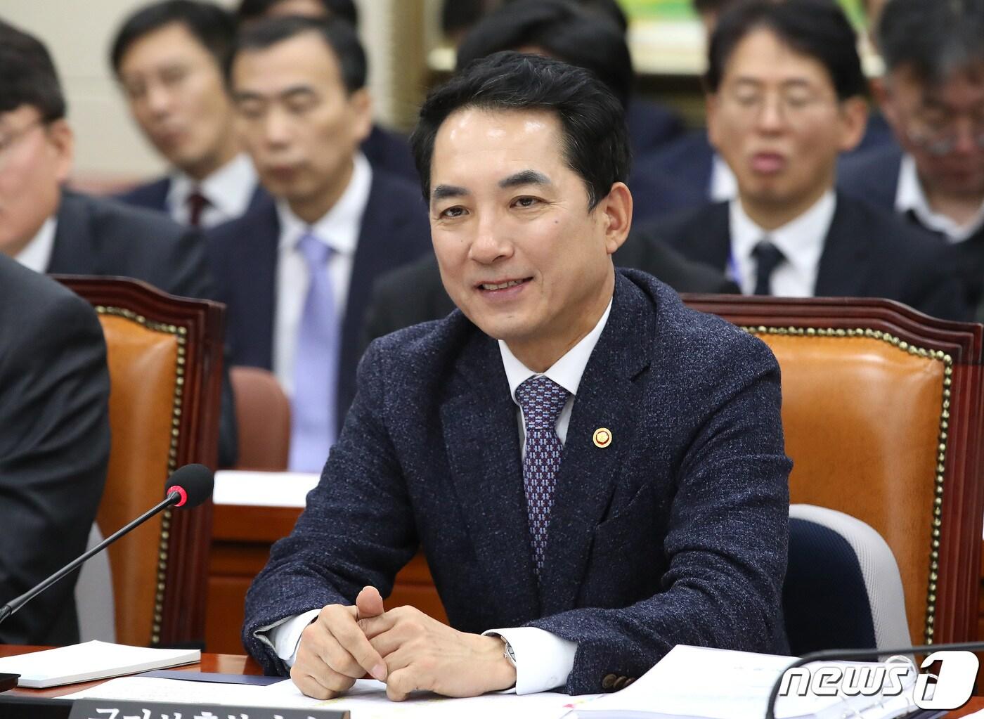 본문 이미지 - 박민식 국가보훈부 장관이 9일 오전 서울 여의도 국회에서 열린 정무위원회 전체회의에서 의원들의 발언을 경청하고 있다. 2023.11.9/뉴스1 ⓒ News1 임세영 기자