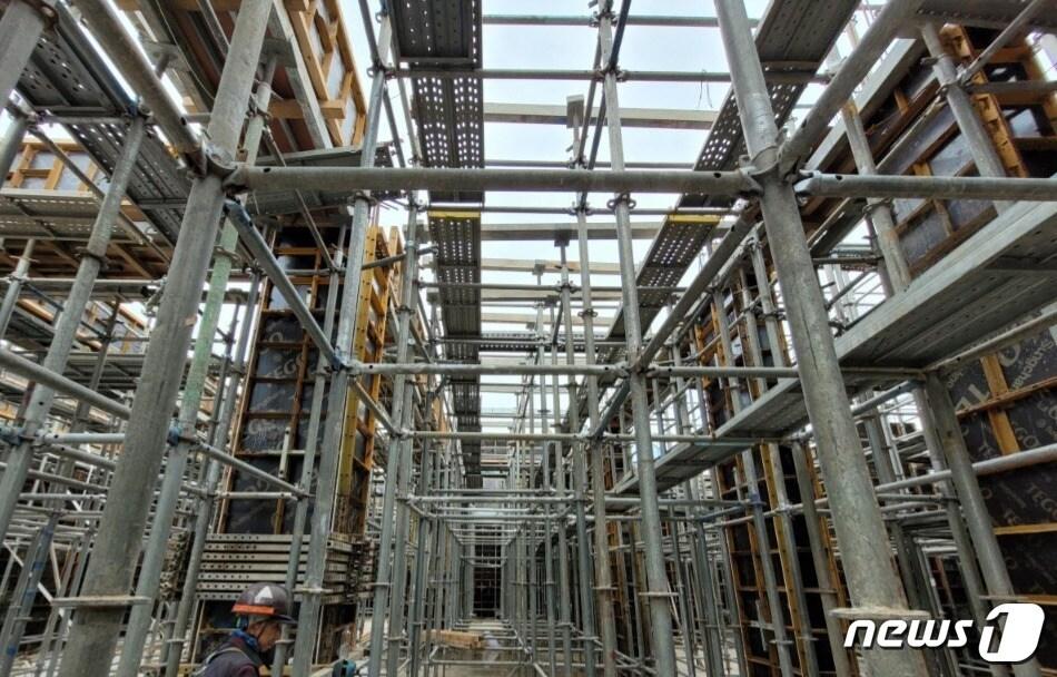 본문 이미지 - 9일 오전 제주 서귀포시 대정읍 아파트 신축 공사 현장에서 작업하던 60대 노동자가 추락해 숨지는 사고가 발생했다.(제주소방안전본부 제공)