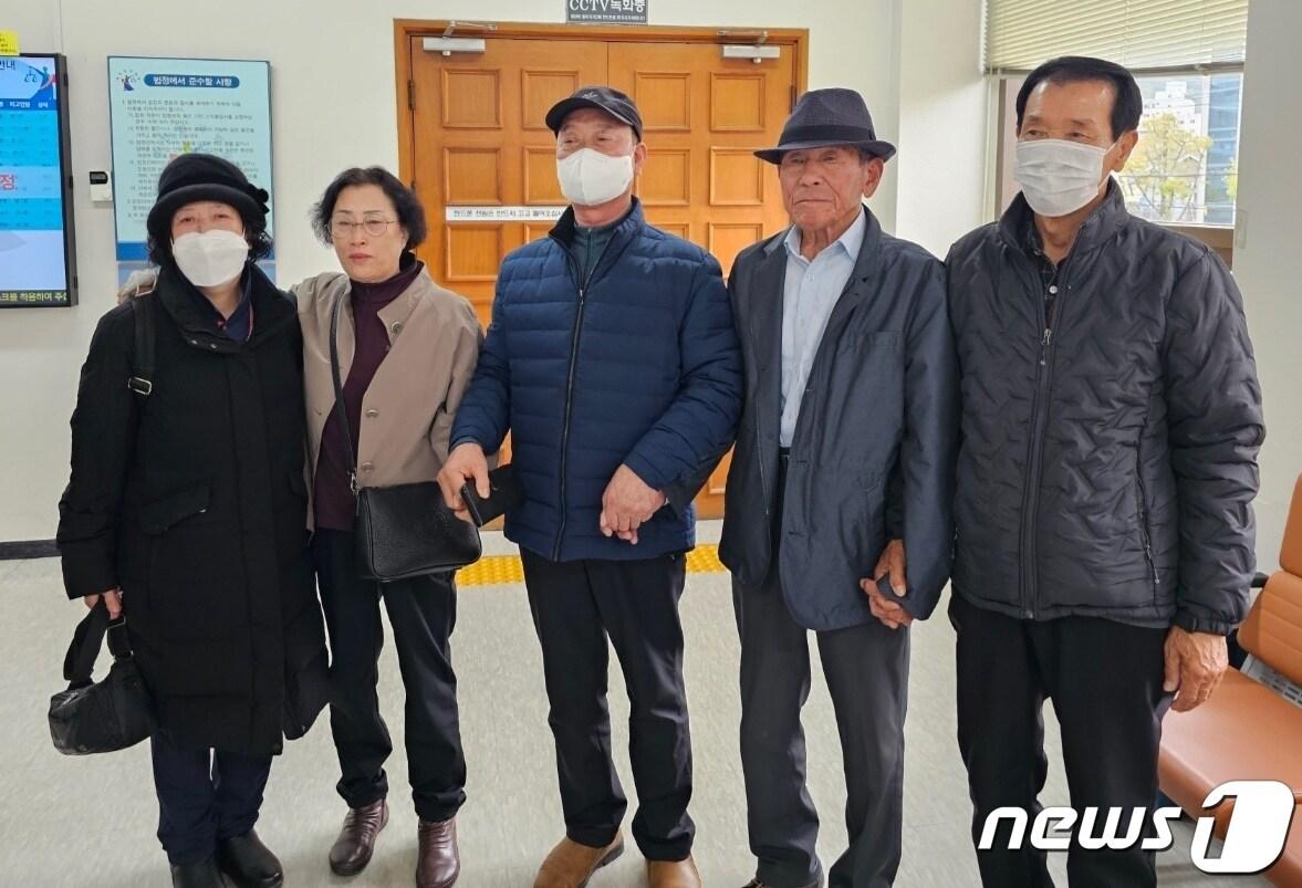 본문 이미지 - 북한경비정에 강제 납치된 뒤 귀환, 가혹·불법 수사를 받고 한평생 간첩으로 내몰려온 동림호 선장 신평호씨와 선원, 동림호 유가족들이 9일 광주고법에서 무죄를 선고 받고 기쁨 마음을 표현하고 있다. 2023.11.9/뉴스1 ⓒ News1 최성국 기자