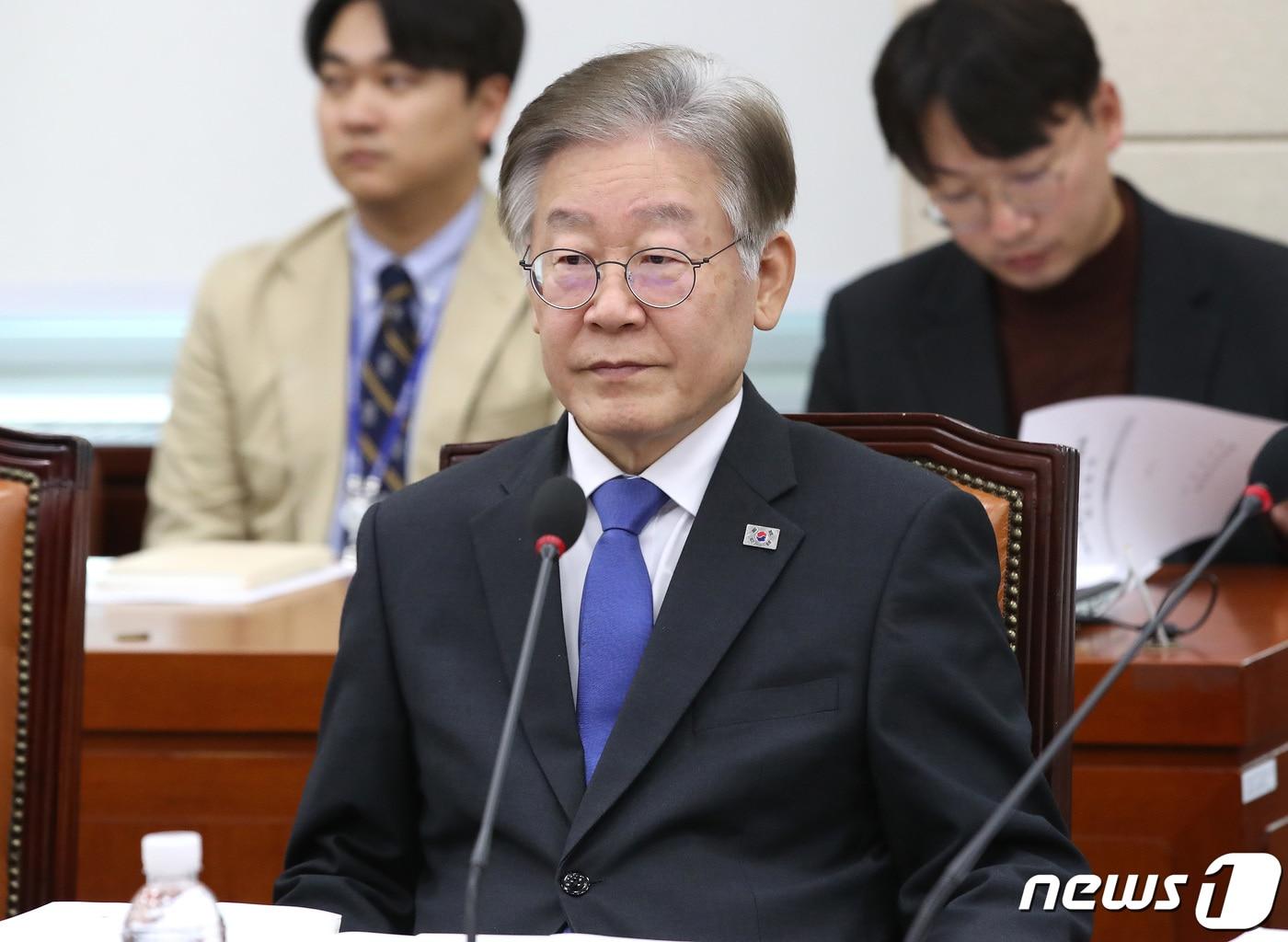 본문 이미지 - 이재명 더불어민주당 대표가 9일 오후 서울 여의도 국회에서 열린 국방위원회 전체회의에 참석해 자리하고 있다./뉴스1 ⓒ News1 임세영 기자