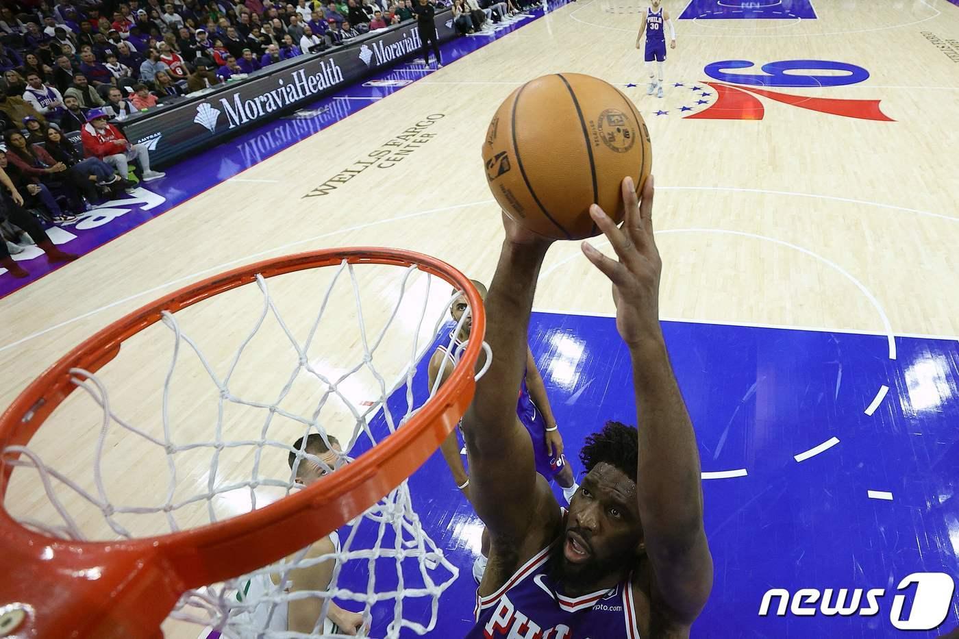 조엘 엠비드의 덩크슛 장면. ⓒ AFP=뉴스1