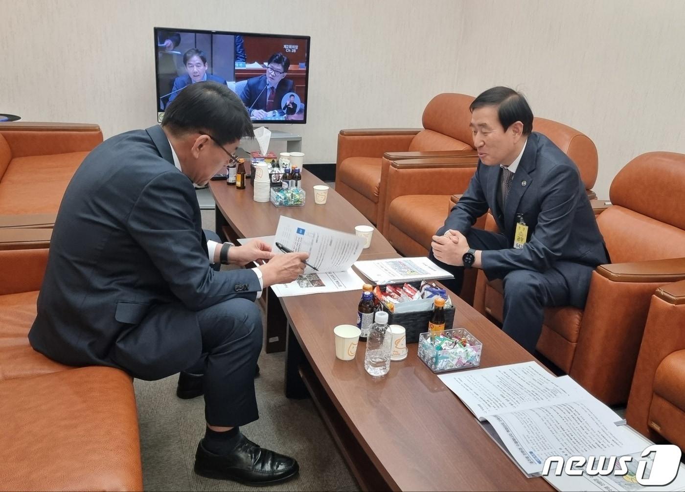 본문 이미지 -  9일 조길형 충북 충주시장이 국회를 방문해 서삼석 예결위원장을 만나 현안사업 국비 증액을 건의하고 있다.(충주시 제공)2023.11.9/뉴스1 