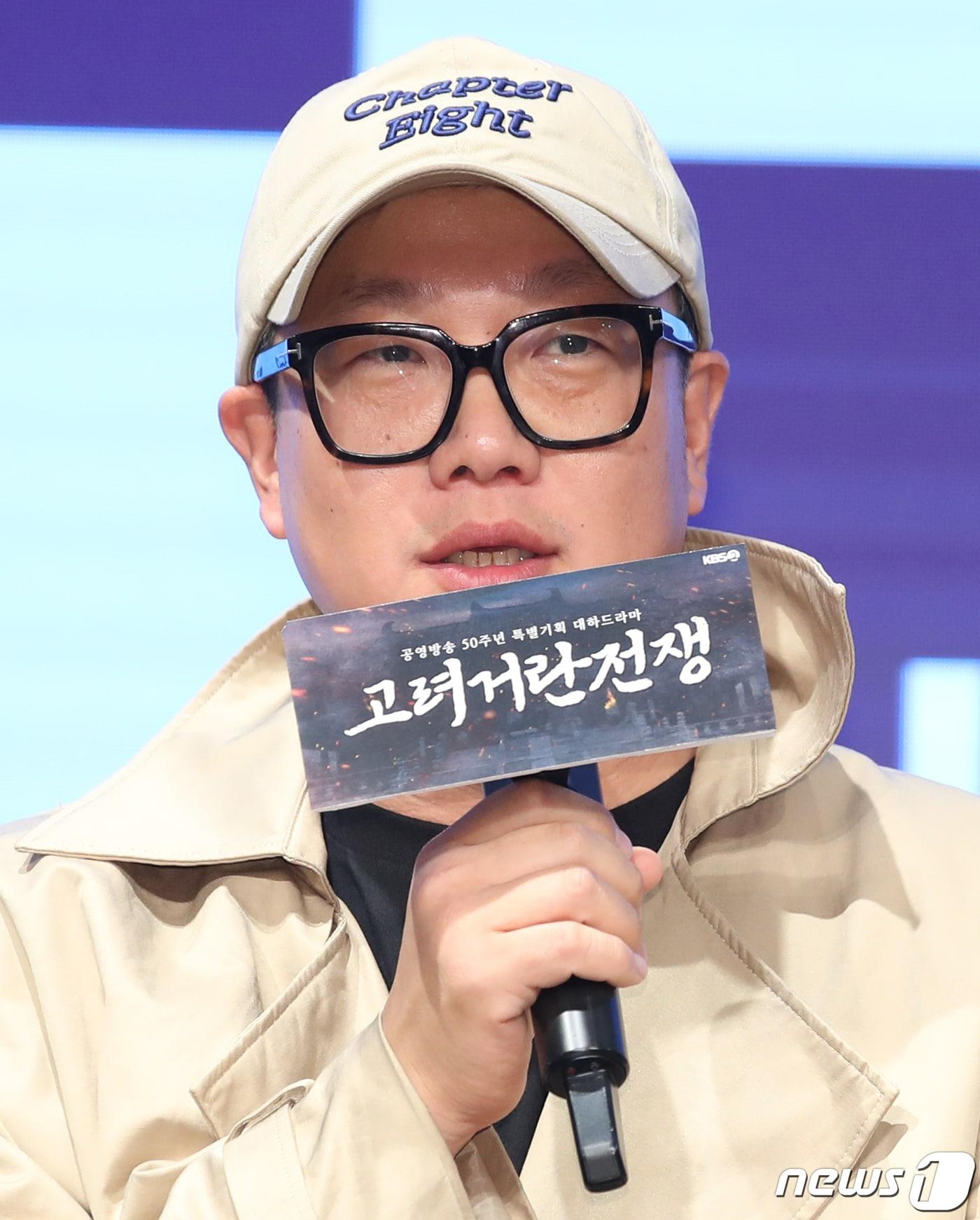 본문 이미지 - 김한솔 PD가 9일 오후 서울 구로구 더 세인트에서 진행된 KBS 새 드라마 ‘고려 거란 전쟁’ 제작발표회에서 포즈를 취하고 있다. ‘고려 거란 전쟁’은 관용의 리더십으로 고려를 하나로 모아 거란과의 전쟁을 승리로 이끈 고려의 황제 현종(김동준 분)과 그의 정치 스승이자 고려군 총사령관이었던 강감찬(최수종 분)의 이야기를 담은 정통 사극이다. 2023.10.31/뉴스1 ⓒ News1 권현진 기자