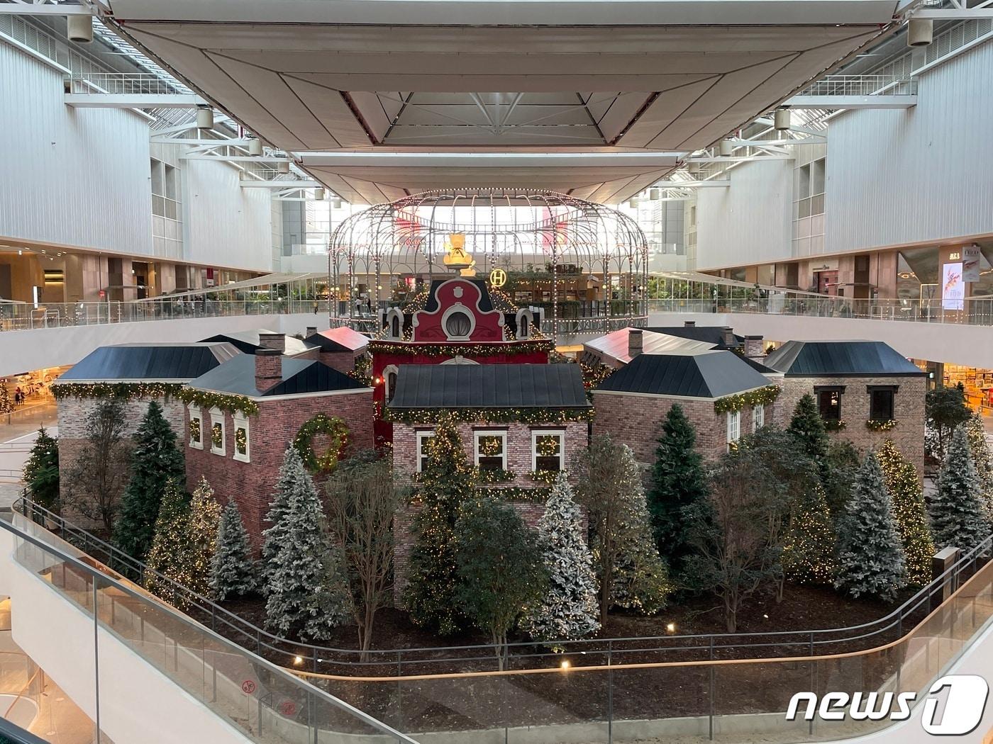 본문 이미지 - 서울 여의도 '더현대 서울' 5층 사운드 포레스트에 꾸며진 '크리스마스트리 마을'의 모습.2023.11.09/뉴스1 ⓒ News1 한지명 기자