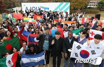 본문 이미지 - 9일 오후 경기 수원시 영통구 아주대학교에서 열린 '아주 인터내셔널 데이'에서 외국인 유학생들이 각국의 국기와 전통의상을 입고 즐거운 시간을 보내고 있다. 뉴스1 DB
