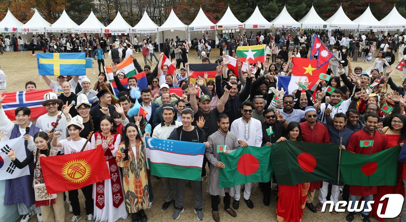 본문 이미지 - 경기 수원시 영통구 아주대학교에서 지난해 11월9일 열린 '아주 인터내셔널 데이'에서 외국인 유학생들이 각국의 국기와 전통의상을 입고 즐거운 시간을 보내고 있다. /뉴스1 ⓒ News1 김영운 기자