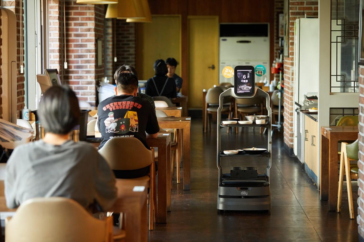  배달의민족 로봇 딜리가 자율주행으로 서빙하고 있다.(우아한형제들 제공)