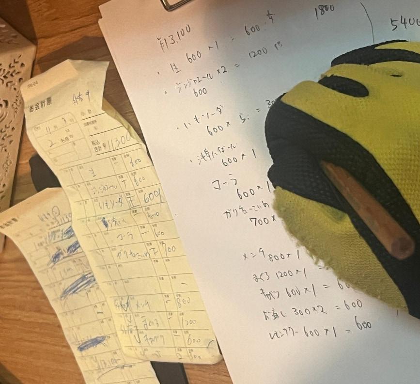 본문 이미지 - 일본 현지 경찰이 수기로 계산하는 모습. (네이버 카페 '네일동' 갈무리)