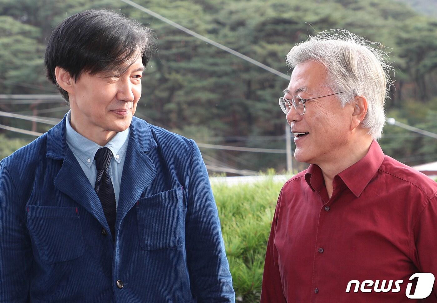 지난 2023년 11월 9일 조국 전 법무부 장관이 경남 양산시 하북면 평산책방에서 열린 '디케의 눈물' 작가 사인회에서 문재인 전 대통령과 대화를 하고 있다.  ⓒ News1 윤일지 기자