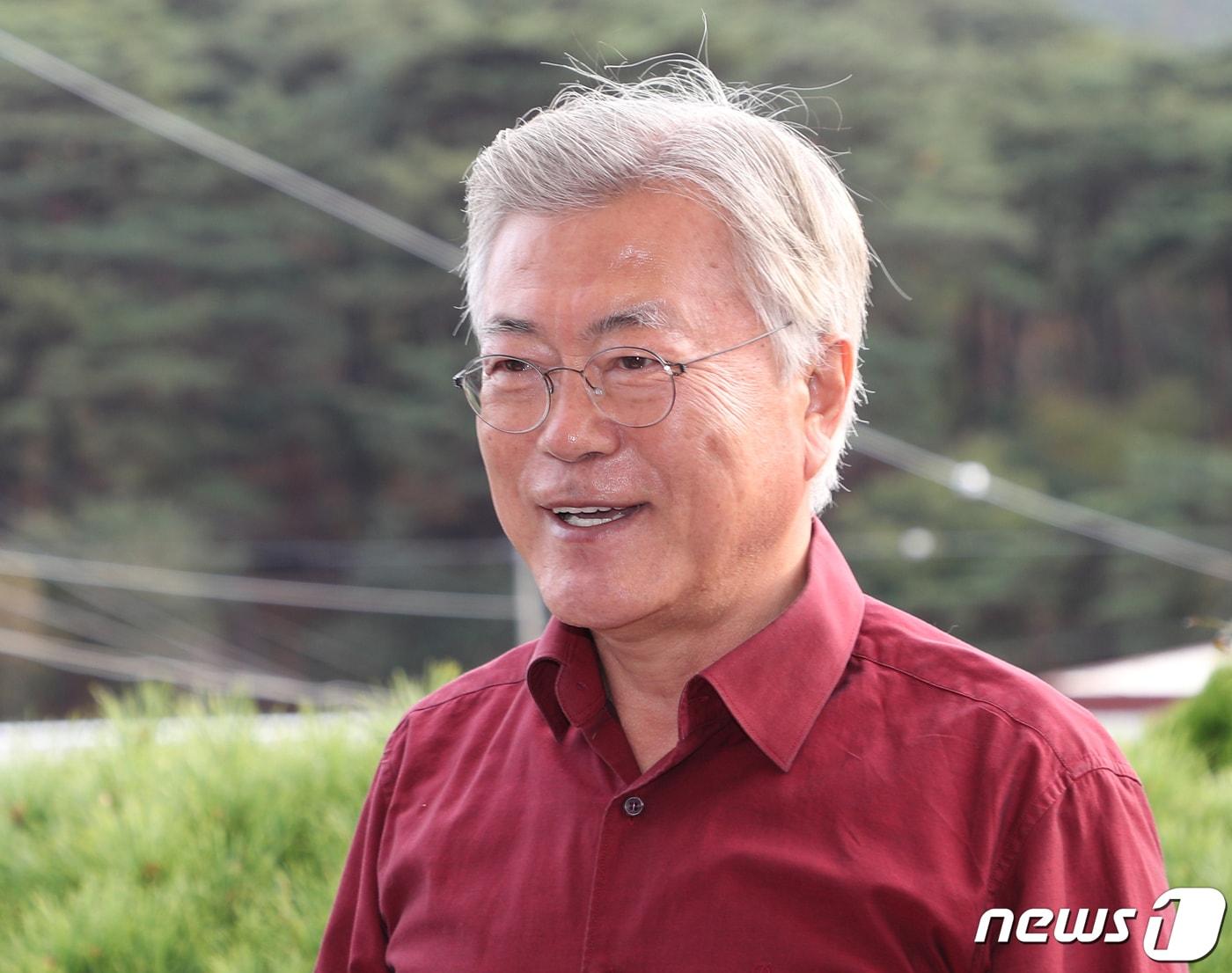 본문 이미지 - 문재인 전 대통령이 9일 오후 경남 양산시 하북면 평산책방에서 열린 '디케의 눈물' 작가 사인회를 방문하고 있다. 2023.11.9/뉴스1 ⓒ News1 윤일지 기자