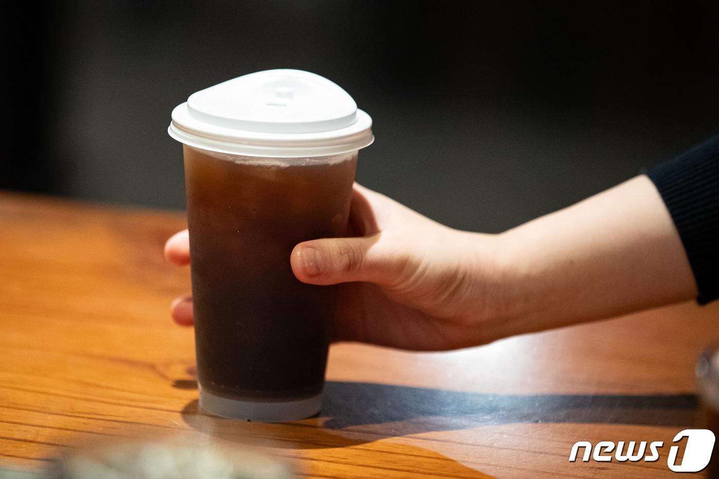 본문 이미지 - 서울시내 한 스타벅스 매장에서 한 시민이 다회용 컵(리유저블 컵)에 담긴 음료를 수령하고 있다. /뉴스1 ⓒ News1 유승관 기자