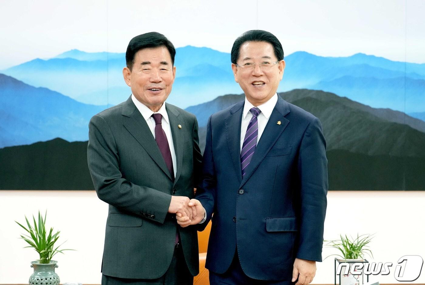 본문 이미지 - 9일 국회에서 김영록 전남지사가 김진표 국회의장을 만나 지역현안에 대한 지원을 요청하고 있다.(전남도 제공) 2023.11.9/뉴스1