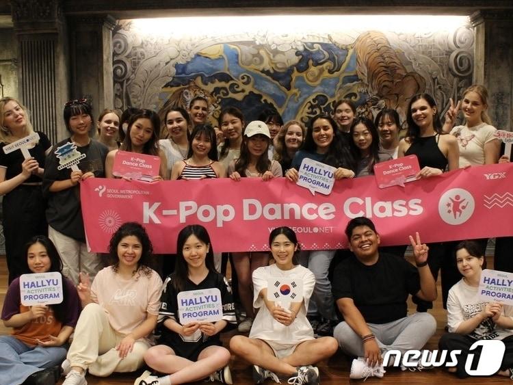 본문 이미지 - YG엔터테인먼트 산하 안무가 에이전시 레이블인 YGX에서 운영하는 케이팝 댄스 클래스에 참여한 외국인 관광객들의 모습(서울한류 홈페이지 제공)