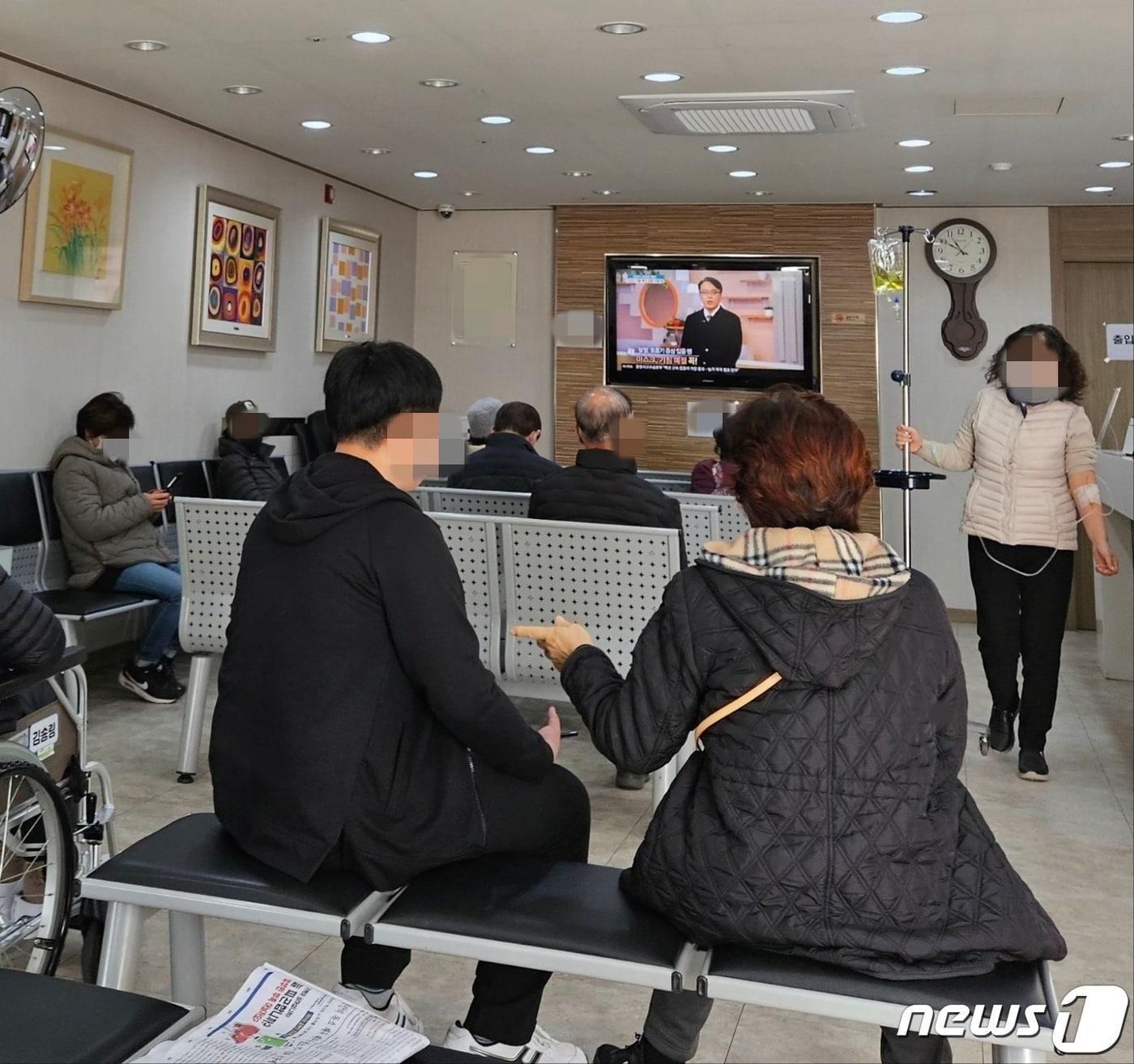본문 이미지 - 9일 오전 10시 50분쯤 강원 춘천 소양동의 한 내과에서 시민들이 진료를 보기 위해 순번을 기다리고 있다.2023.11.9 한귀섭 기자