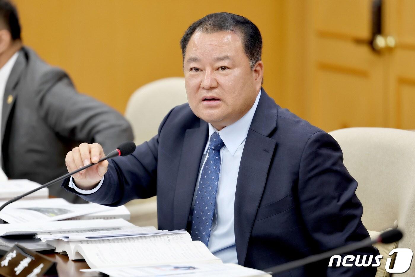 본문 이미지 - 송대윤 대전시의원이 9일 대전시 경제과학국에 대한 행정사무감사에서 대전사랑상품권의 저조한 발행 실적과 운영 방식을 지적하고 있다.(대전시의회 제공)/뉴스1