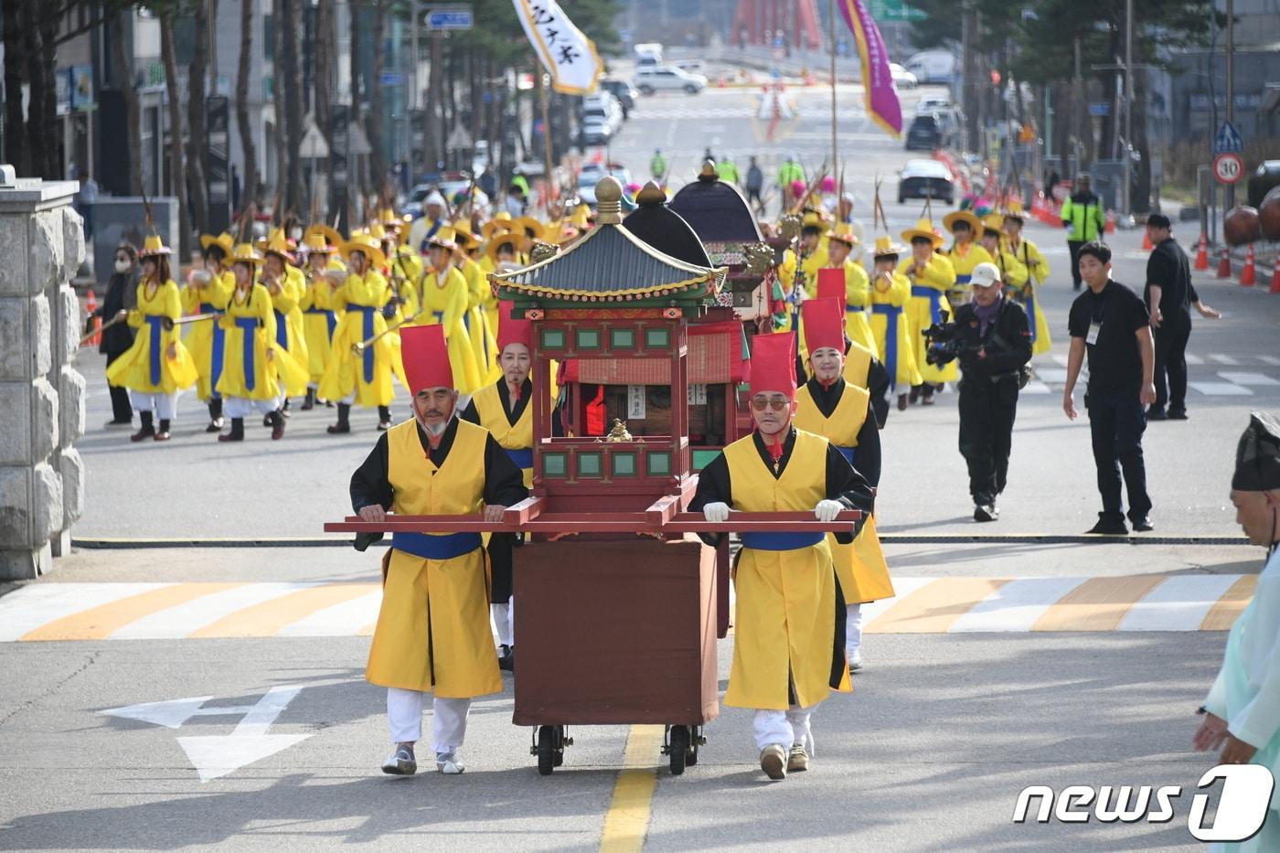 본문 이미지 - 일제강점기 일본으로 반출됐던 조선왕조실록과 조선왕조의궤의 오대산사고본 원본이 110년 만인 오는 11일 강원특별자치도 평창군 오대산으로 돌아오는 가운데, 평창군이 9일 평창군청과 평창중앙감리교회 구간 등에서 실록과 의궤의 관아보관 재현을 비롯한 사전 기념행사를 열고 있다. (평창군 제공) 2023.11.9./뉴스1 ⓒ News1 신관호 기자