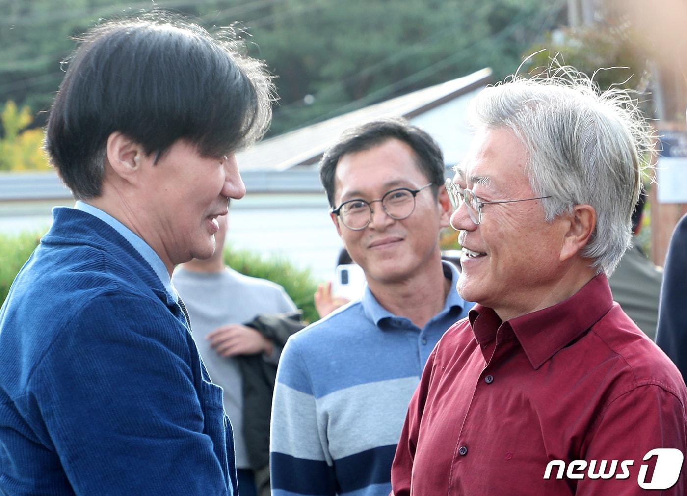 본문 이미지 - 조국 전 법무부 장관이 9일 오후 경남 양산시 하북면 평산책방에서 열린 '디케의 눈물' 작가 사인회에서 문재인 전 대통령과 만나 대화하고 있다. 2023.11.9/뉴스1 ⓒ News1 윤일지 기자