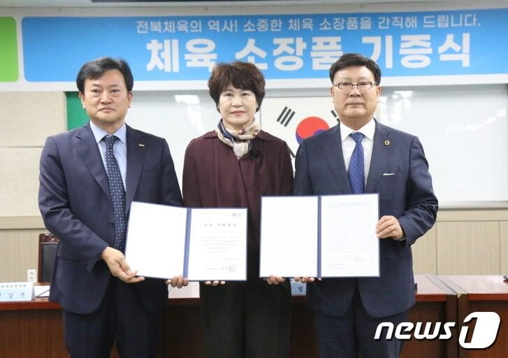 본문 이미지 - 올림픽 여자핸드볼 금메달리스트인 임미경 전북체육회 부회장(사진 가운데)이 9일 전북체육회를 방문, 그 동안 소중히 간직해왔던 소장품을 기증했다.(전북체육회 제공)/뉴스1