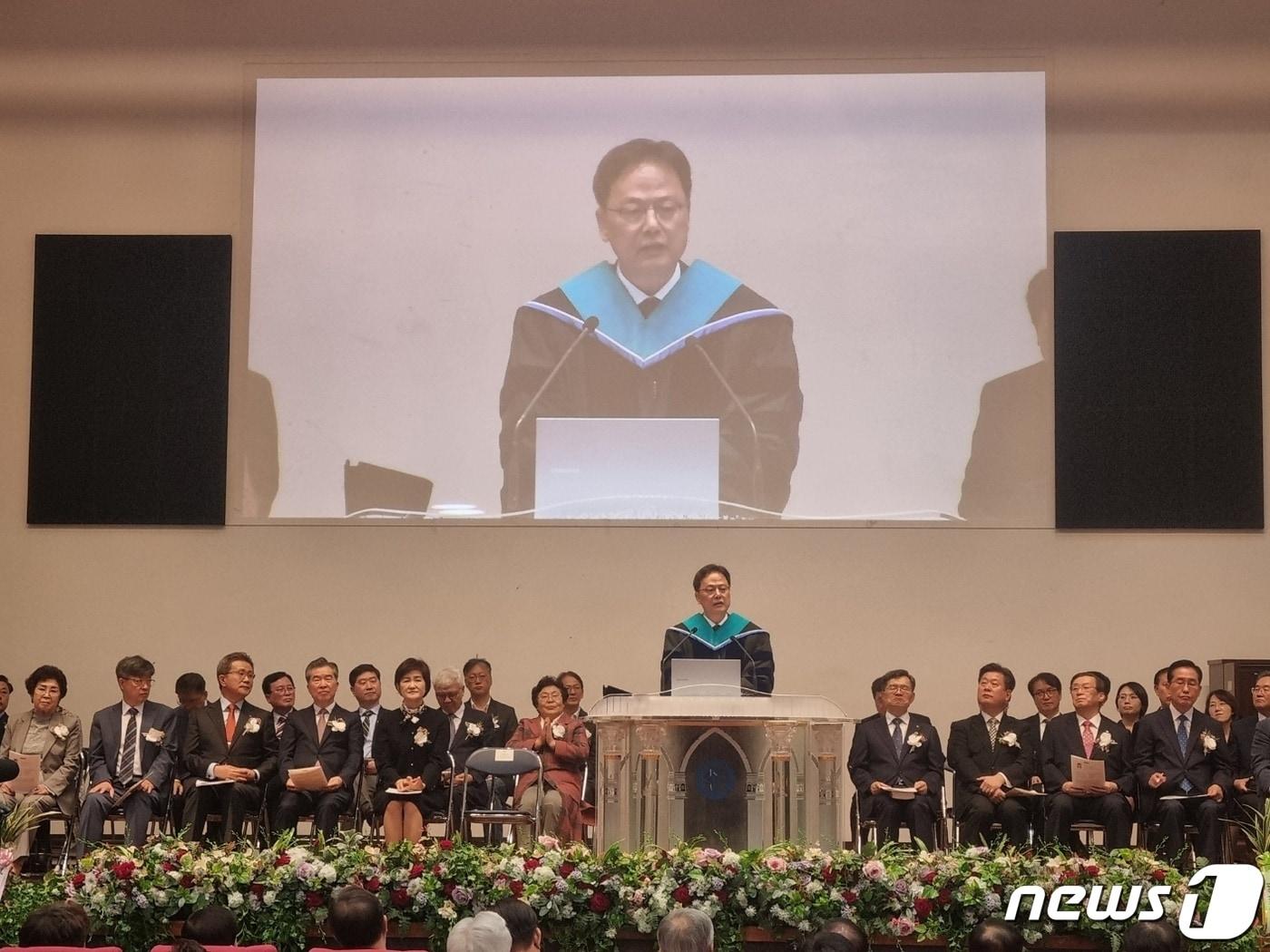 본문 이미지 - 부산 고신대학교의 제11대 이정기 총장이 9일 열린 취임식에서 대학 발전 비전을 발표하고 있다./뉴스1 이현동 기자