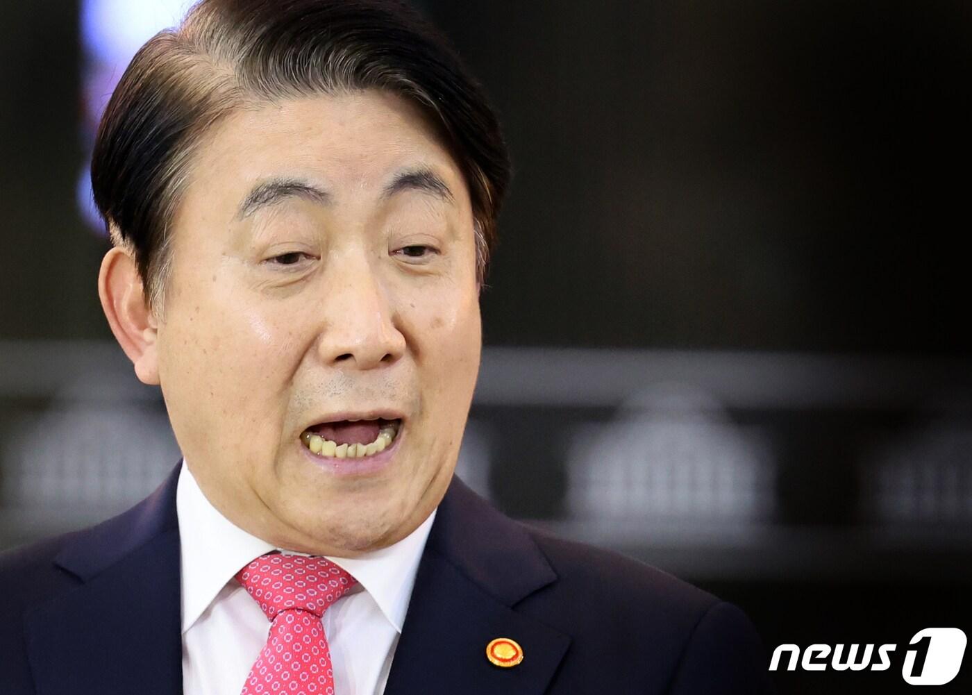 본문 이미지 - 이동관 방송통신위원장이 9일 오후 서울 여의도 국회에서 ‘탄핵 소추안’ 관련 기자회견을 하고 있다. 이날 더불어민주당은 의원총회에서 이 위원장과 손준성·이정섭 차장검사 등 총 3명에 대한 탄핵소추안 발의를 당론으로 채택했다. 2023.11.9/뉴스1 ⓒ News1 황기선 기자