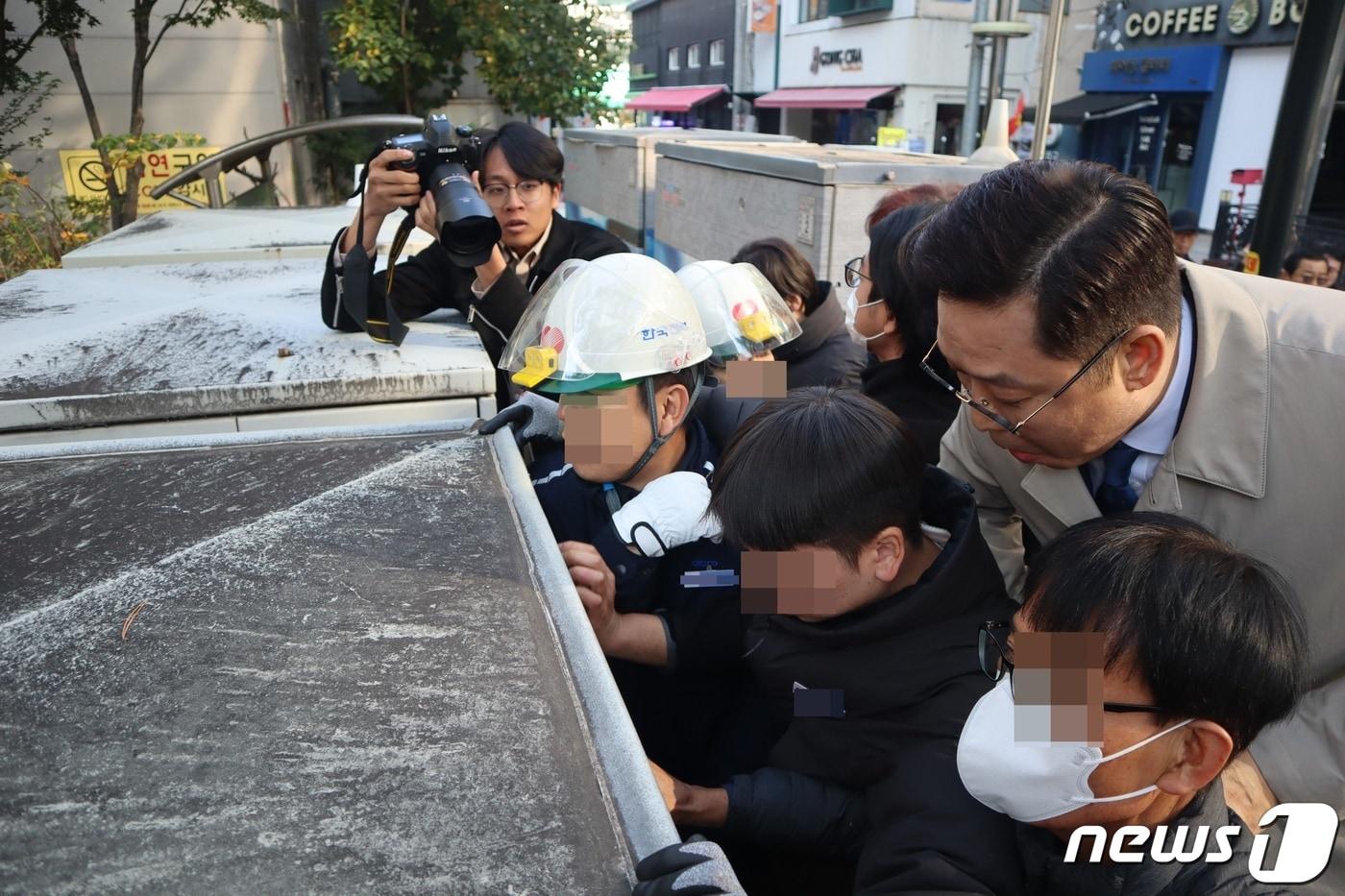 본문 이미지 - 9일 충북 청주시 상당구 성안길 '씨유멀티플렉스' 관계자들이 단전조치를 하려는 한국전력공사 직원들을 막아서고 있다.2023.11.9.ⓒ 뉴스1 박건영 기자