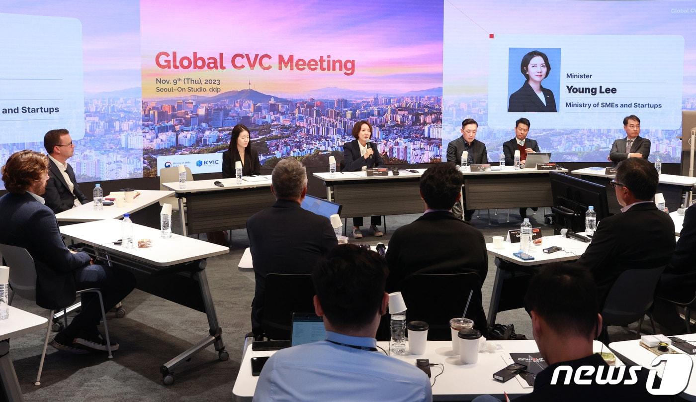 본문 이미지 - 9일 이영 중소벤처기업부 장관과 글로벌 CVC 관계자 50여명이 간담회를 진행하고 있다.(중소벤처기업부 제공)