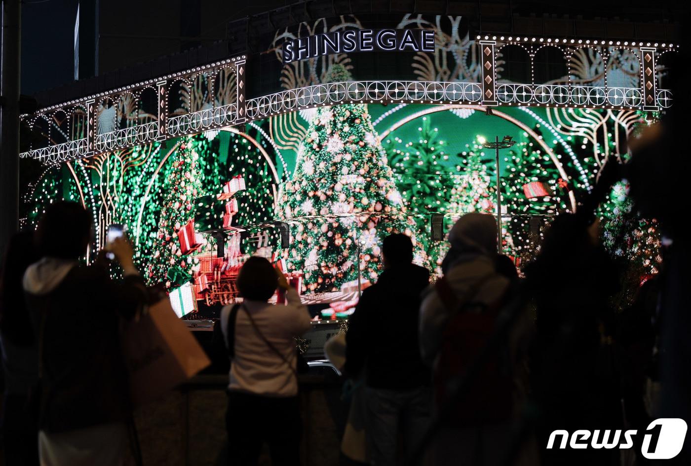 서울 중구 신세계백화점 본점 외벽 2023.11.9/뉴스1 ⓒ News1 이재명 기자